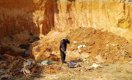 Chất lạ bốc mùi hôi thối trong những hố chôn bí mật ở Hà Nội rất độc hại